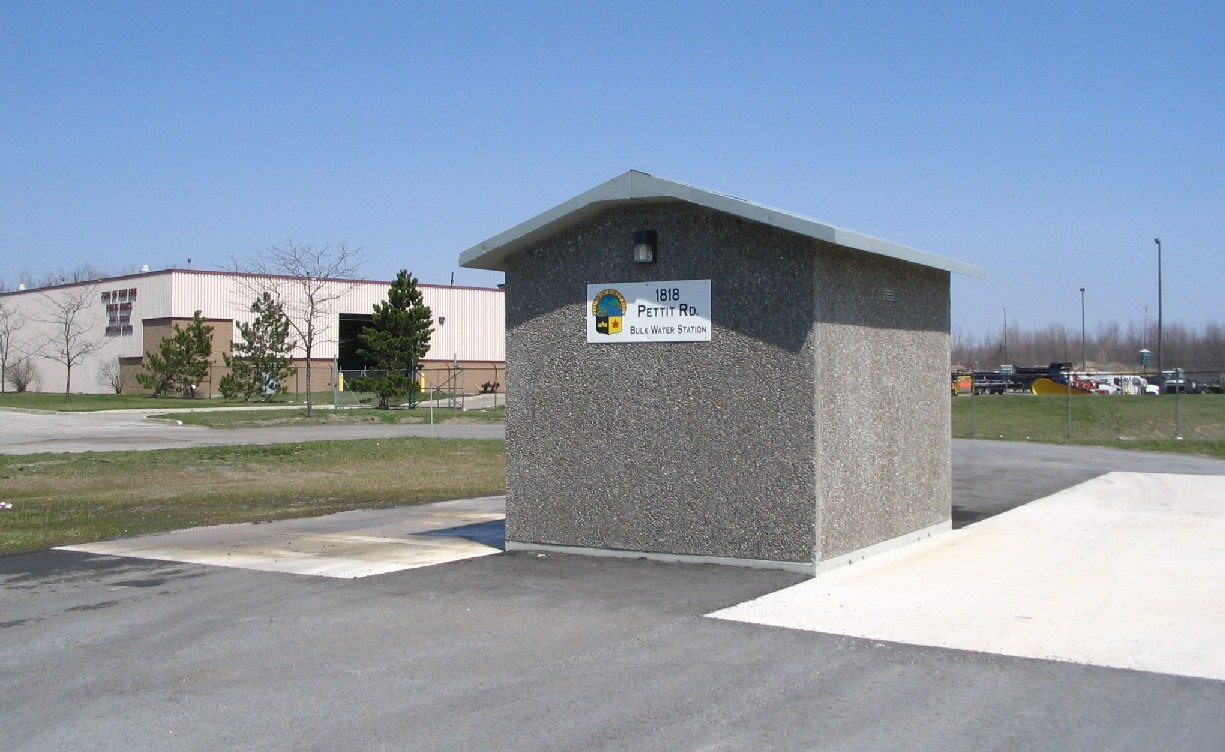 Picture of a square building that fills large trucks with water