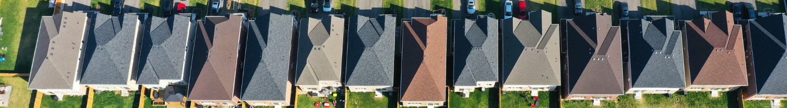 A row of houses a lined up in a row